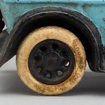 AB SKOGLUND & OLSSON GEFLE, TANKBIL OCH MÖJLIGEN  ARCADE  BUICK COUPE CAST IRON TOY, 1927.