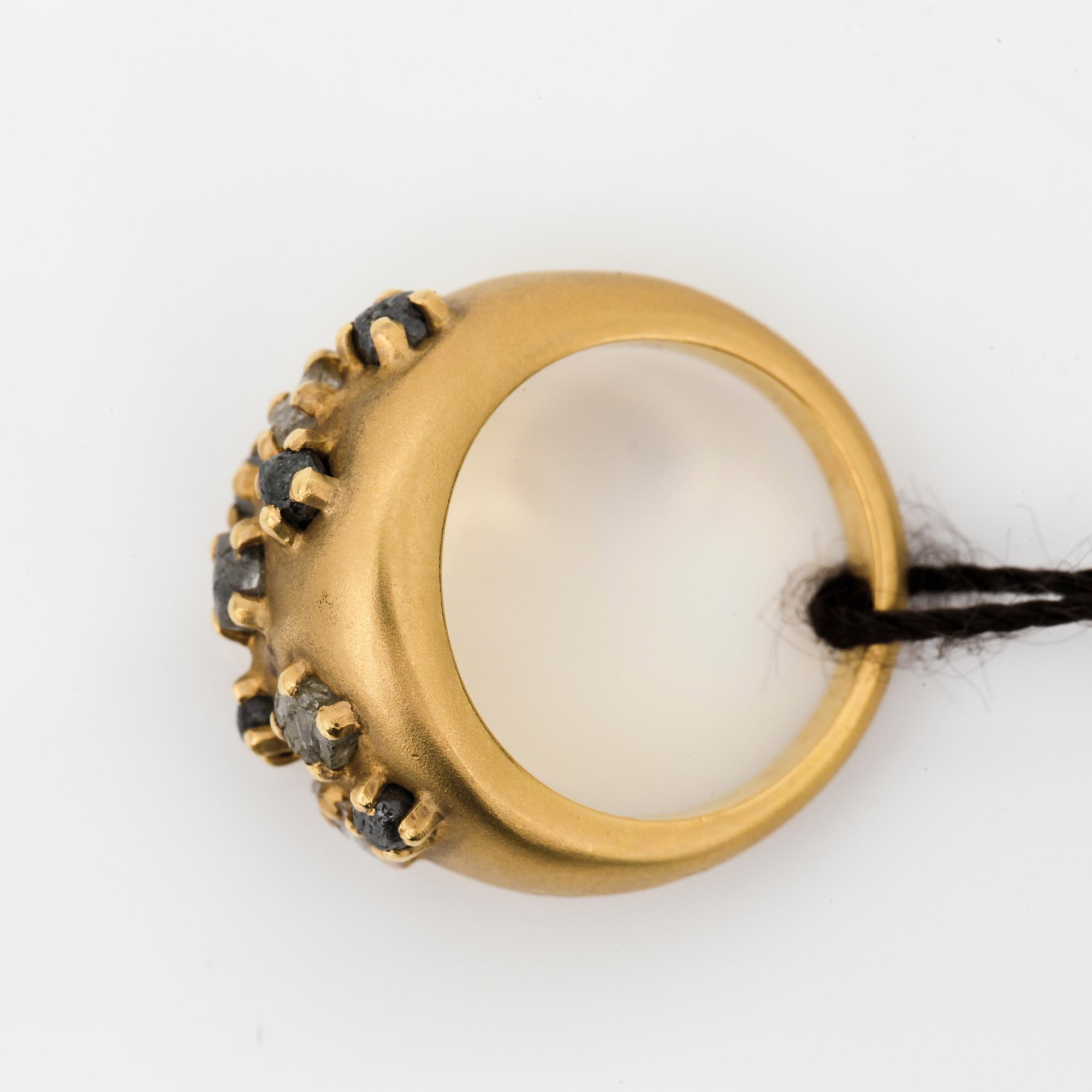 RING, Damiani och Sharon Stone kollektion "Maji" Italien, matt guld med 9 oslipade diamanter.