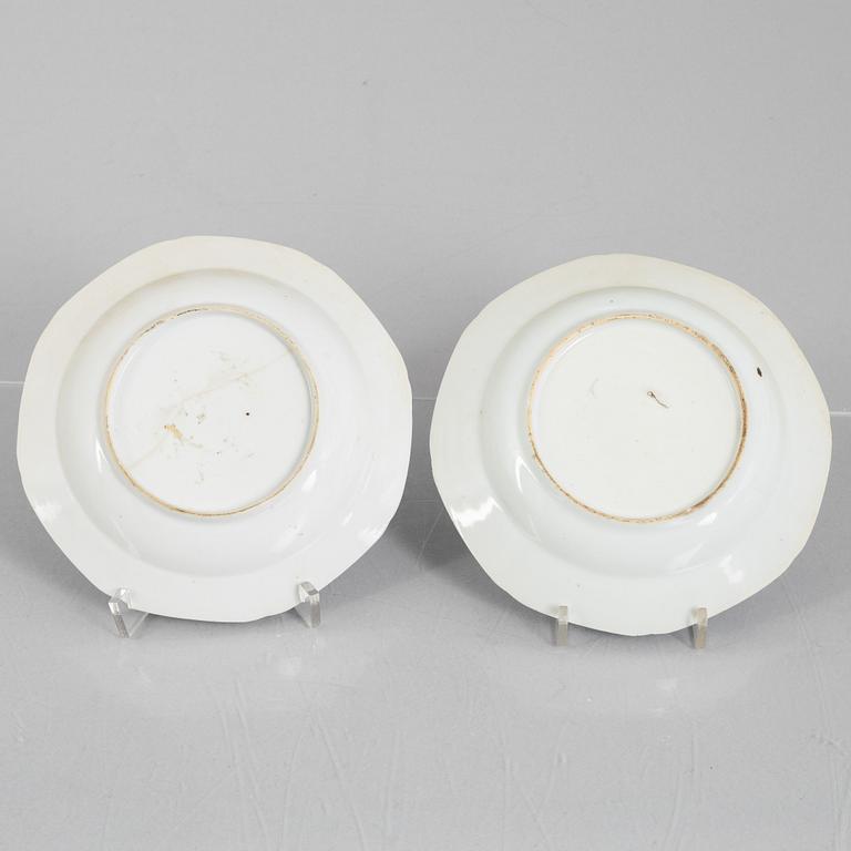 A blue and white export porcelain bowl and three berry plates, China, 18th-19th century.