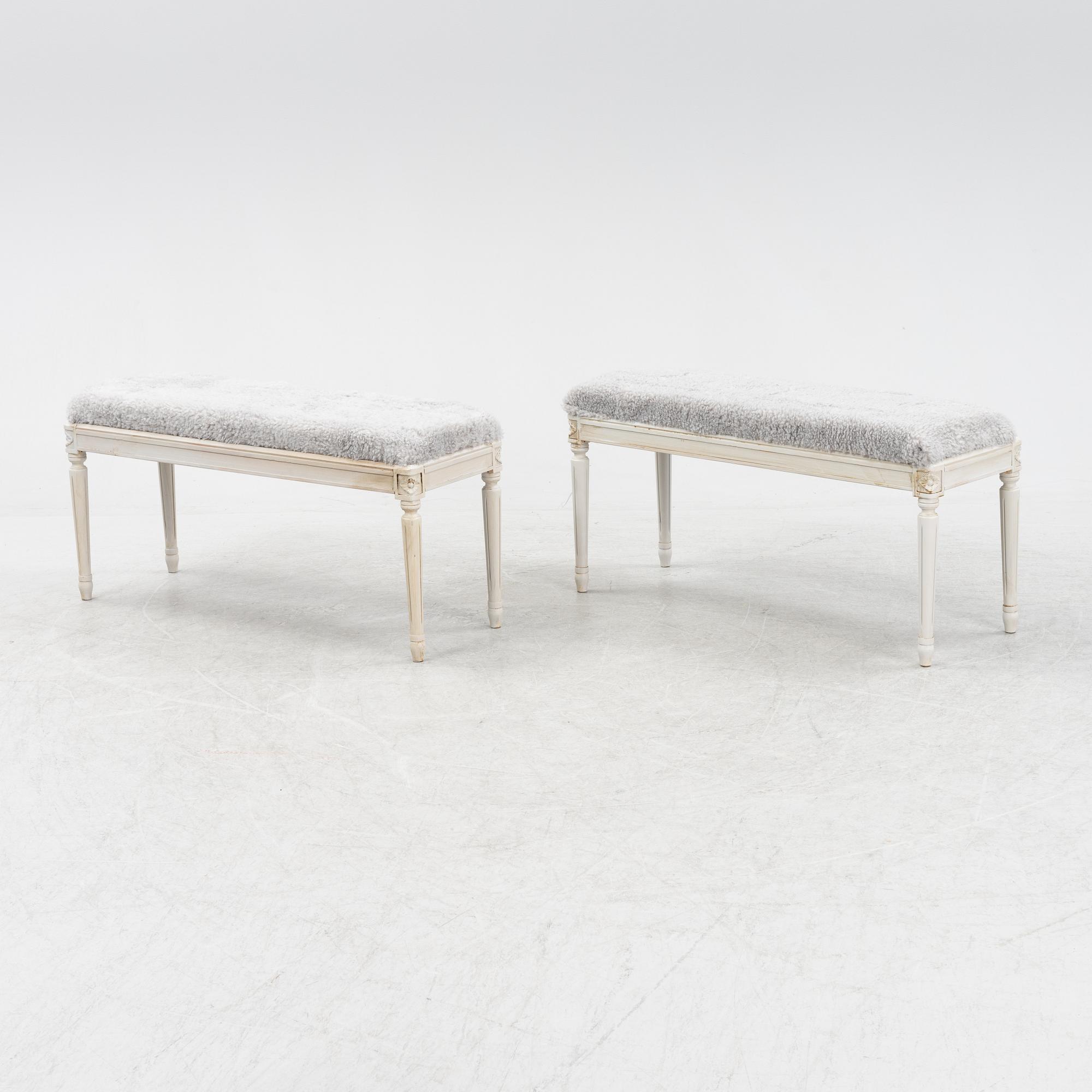 Bänkar, ett par, gustaviansk stil, sent 1900-tal.