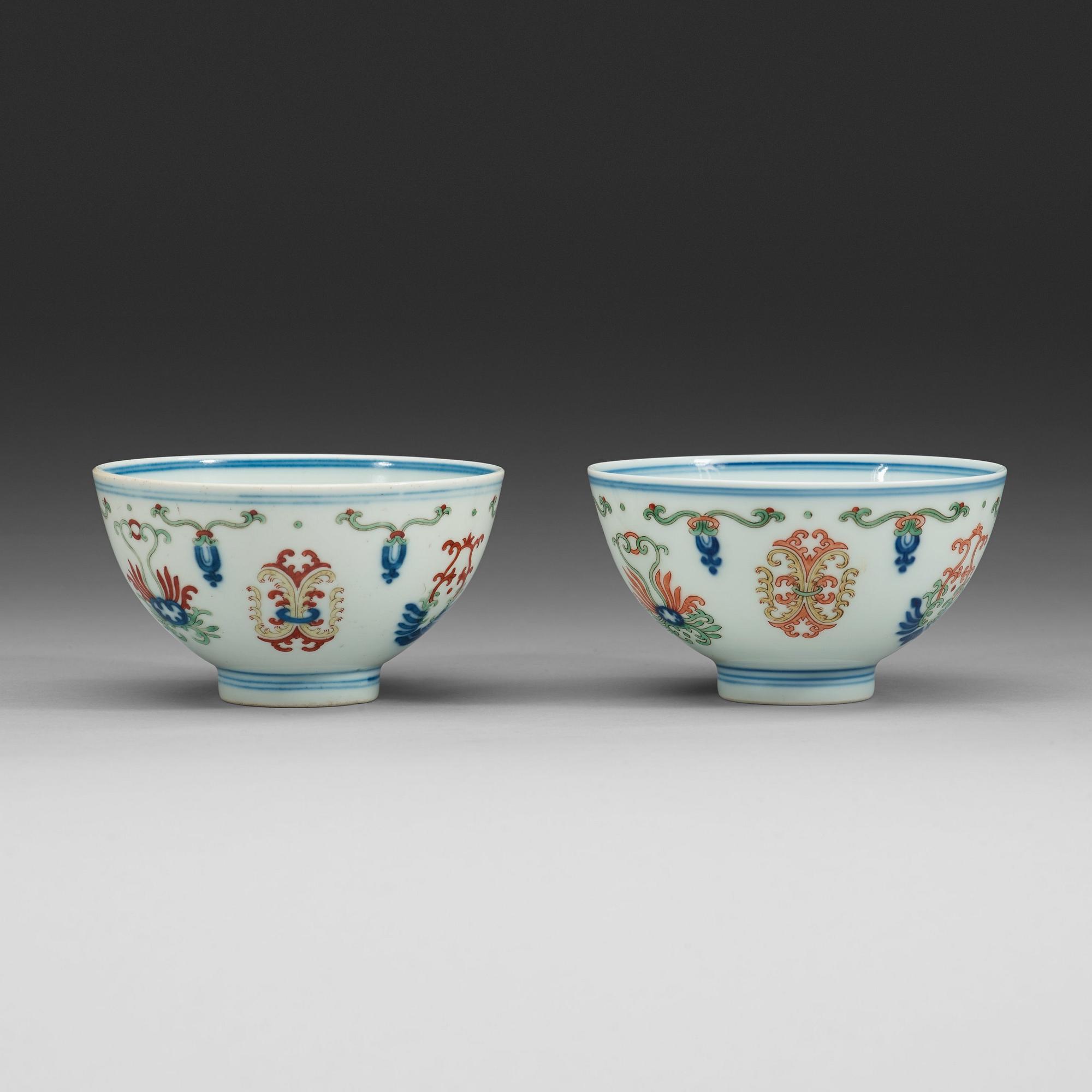 SKÅLAR, två stycken, porslin. Qing dynastin, med Yongzhengs sex karaktäreras märke respektive Daoguangs sigillmärke.