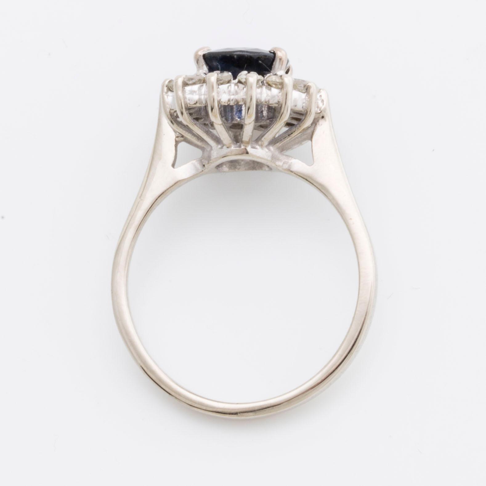 SAFIRRING 18K vitguld m 1 safir ca 10 x 6 mm och diamanter 8/8 ca 0,30 ct totalt.