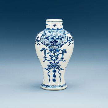 1557. A blue and white vase, Qing dynasty, Kangxi (1662-1722).