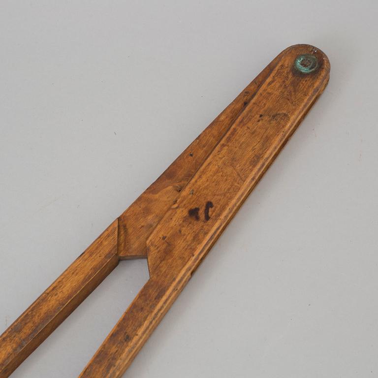 AN 18TH CENTURY WOODEN MEASURING INSTRUMENT.