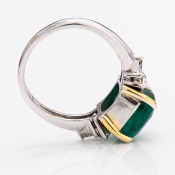 An 18K white gold ring with diamonds ca. 0.44 ct in total and an emerald ca. 5.46 ct in total. Import marked ITD, Espoo.