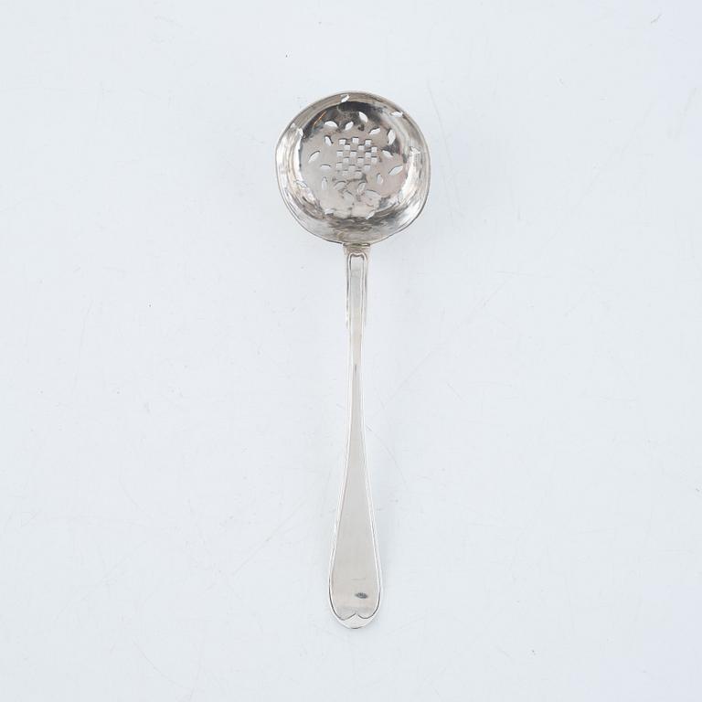 A Swedish 18th century Gustavian silver suger bowl with lid and a sprinkle spoon, marks of Erik Ernander, Uppsala 1790.