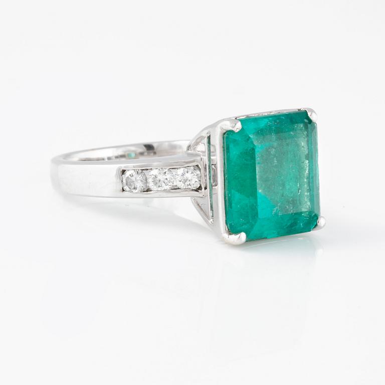 RING, med fasettslipad smaragd ca 9.00 ct och 6 briljantslipade diamanter.