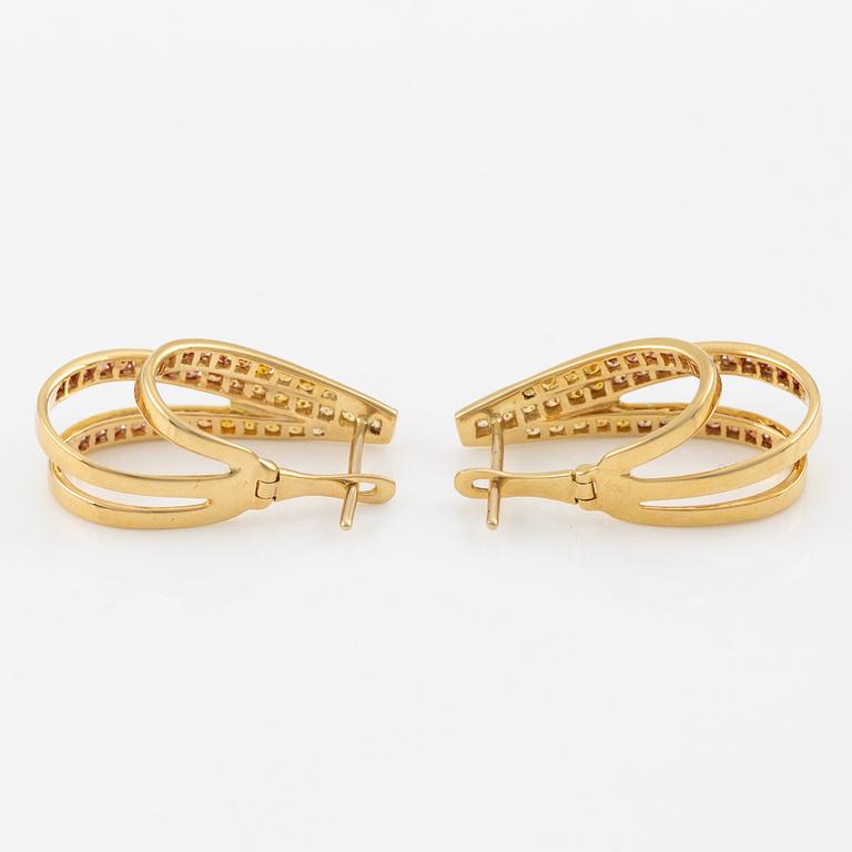A pair of earrings in 18K gold with sapphires in various colours.