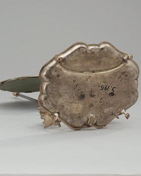 SKRIVSTÄLL, för två ljus, möjligen av Anders Högberg i Stockholm (känt att han stämplade 1768). Rokoko.