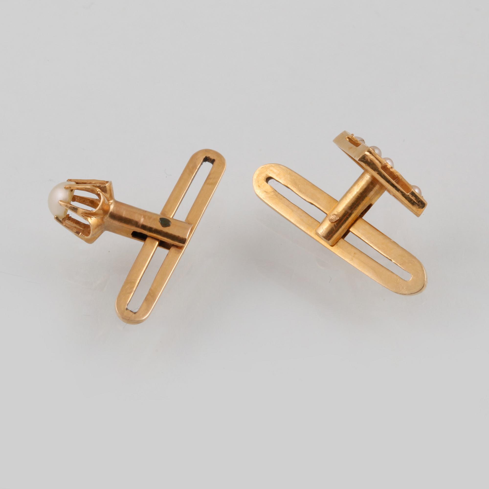 FRACKKNAPPAR, 2 st, 18K guld med små odlade pärlor. Vikt 2,0 gram.