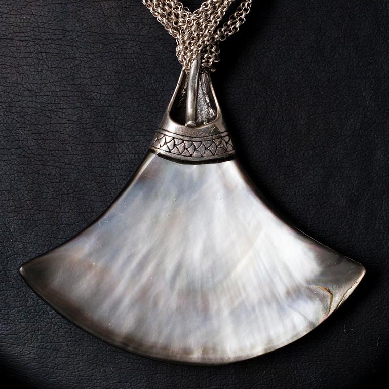 HALSSMYCKE, rökkvarts, pärlemor, silver. Claude Dasque Frankrike, 1900-talets slut.