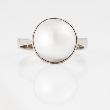 RING, med odlad halvpärla, Stigbert, Stockholm.