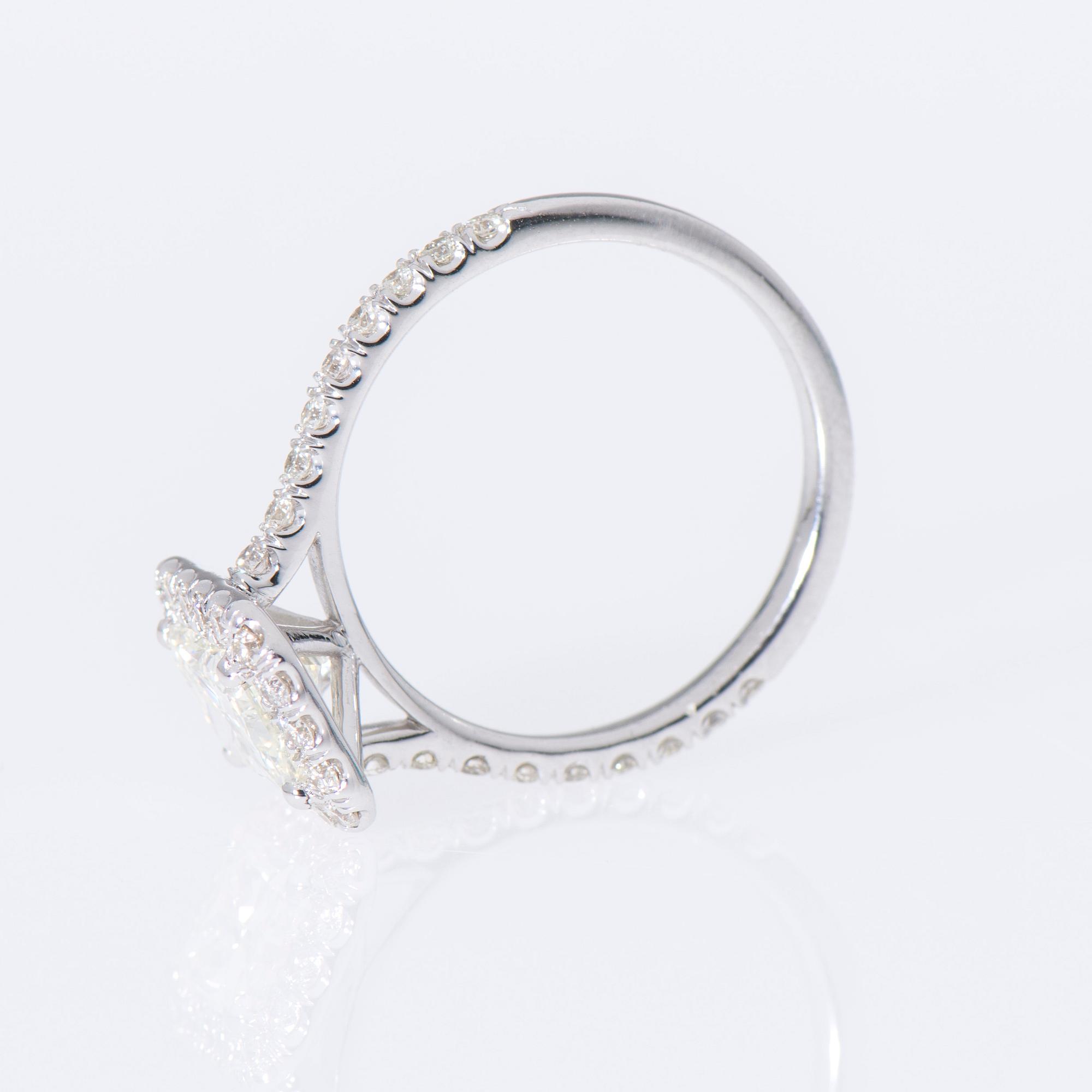 RING, 18K vitguld, radiantslipad diamant ca 1,30 ct, sidostenar totalt ca 0,54 ct.