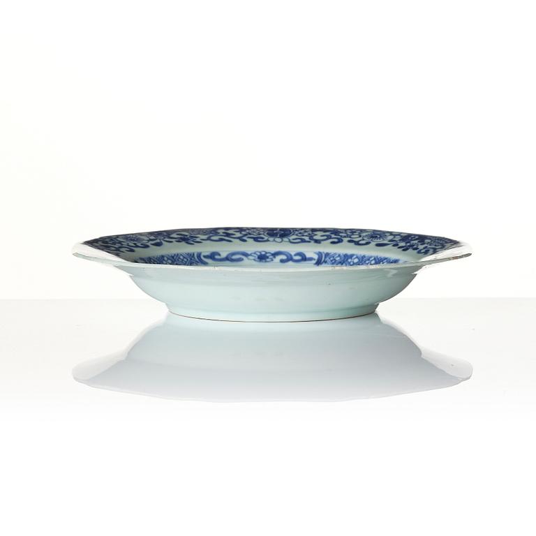 A Chinese blue and white porcelain service, 16 pieces, Qing dynasty, Qianlong (1736-95).