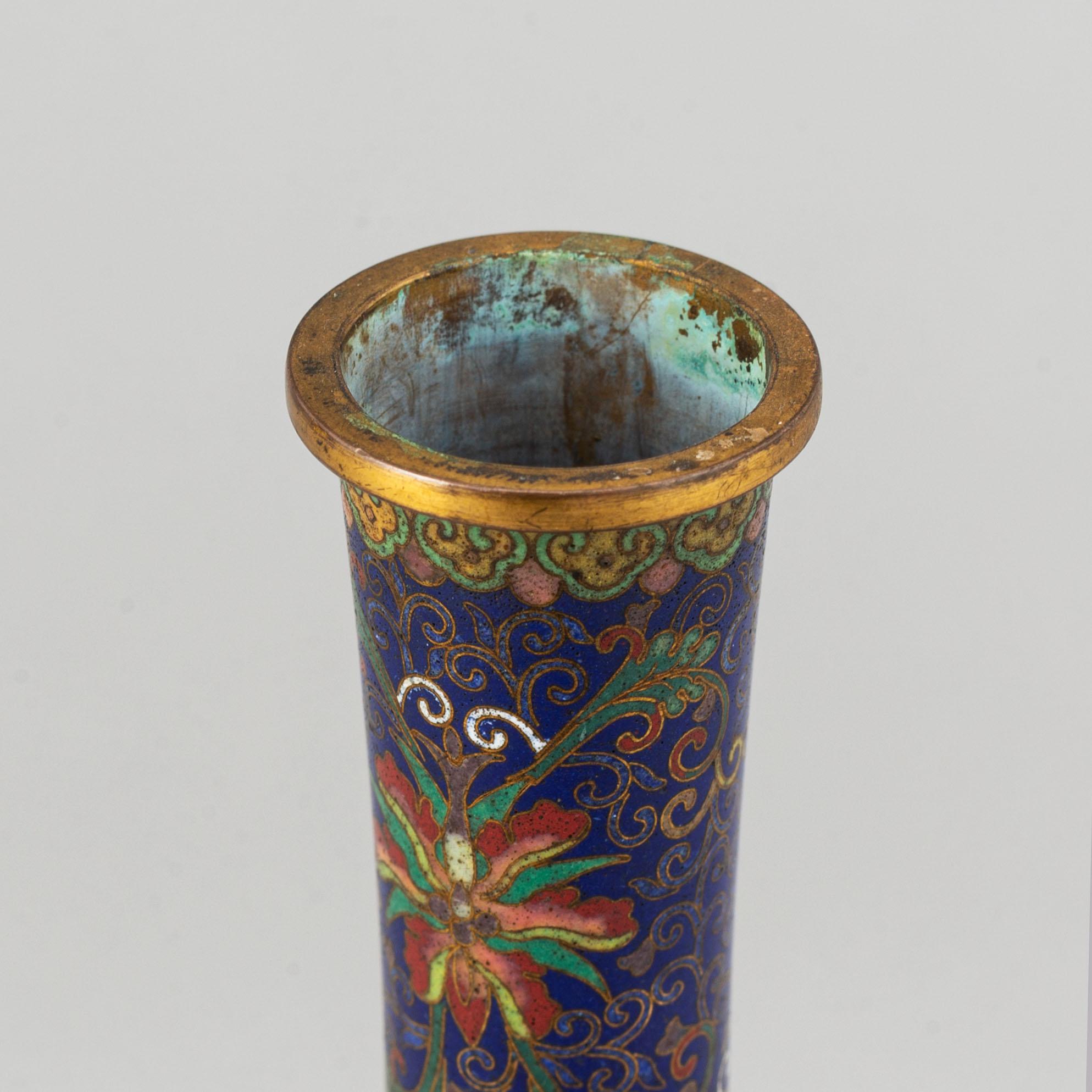 A Chinese cloisonne vase, 20th century.