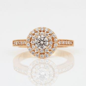 RING, 18K guld med briljantslipade diamanter, tot ca 0,76 ct. Total vikt ca 4,96 g.