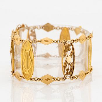 A bracelet in 20K gold.