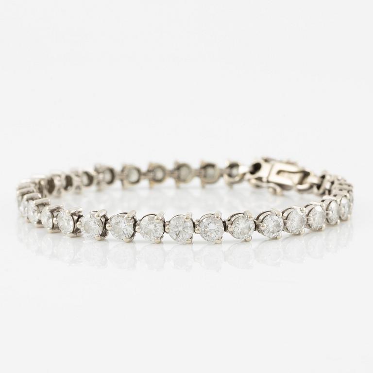 Tennis bracelet 18K white gold with round brilliant-cut diamonds.