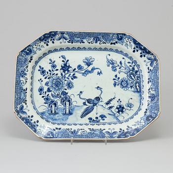 A Chinese blue and white porcelain charger, Qing dynasty, Qianlong (1736-95).