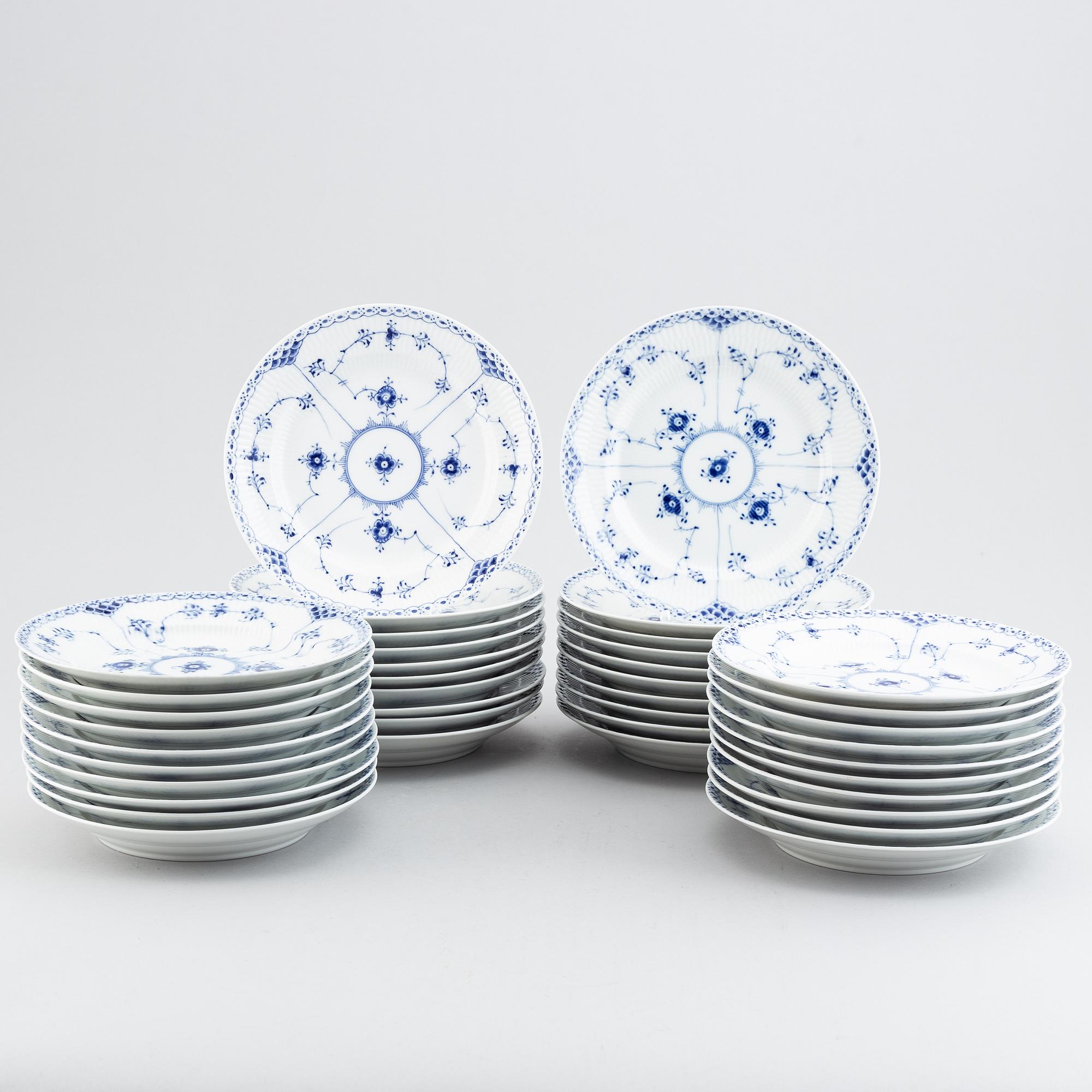 Royal Copenhagen, 40 'Musselmalet' porcelain plates.