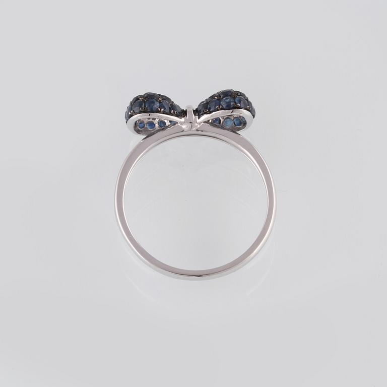 RING, 18K vitguld med fasettslipade blå safirer ca 1.36 ct. Vikt 2,8 gram.
