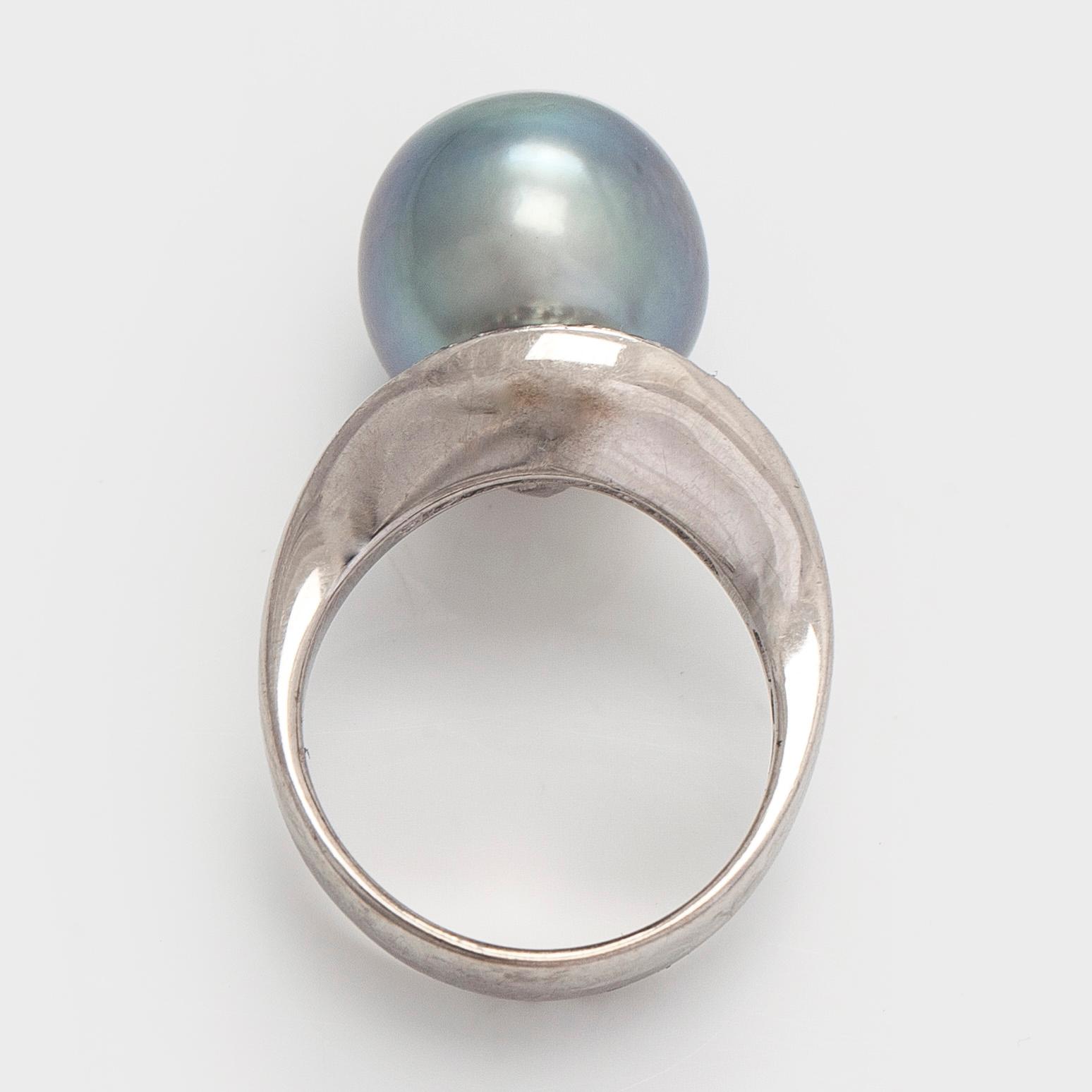 Ring, 18K vitguld, med odlad Tahiti pärla och diamanter. Finska stämplar 2005.