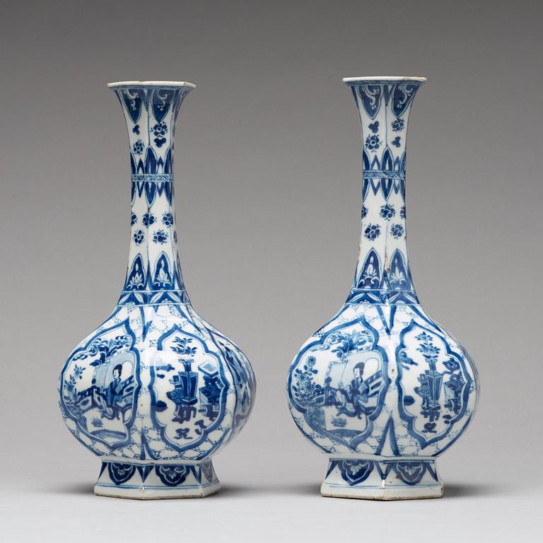 VASER, ett par, porslin. Qingdynastin, Kangxi (1662-1722).