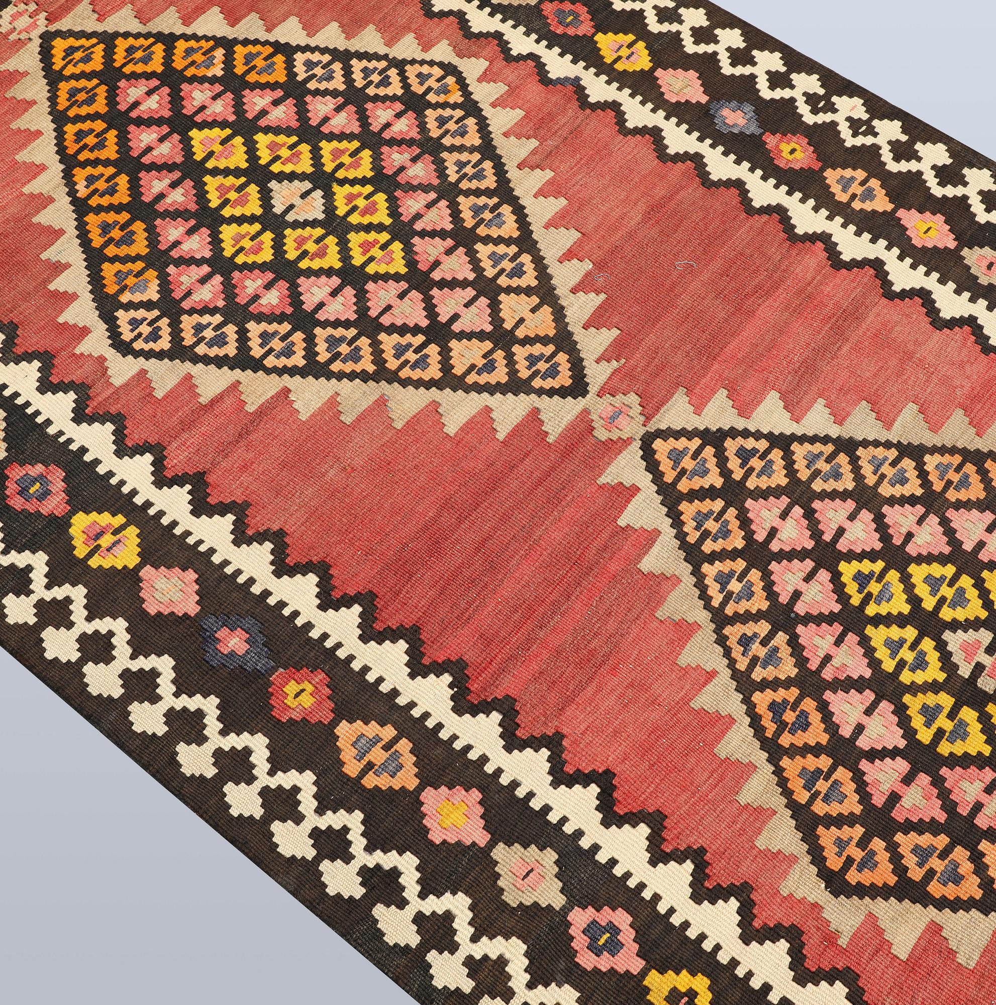 Gallerimatta, Persisk Nomad Kelim, Kurd, ca 408 x 120 cm.