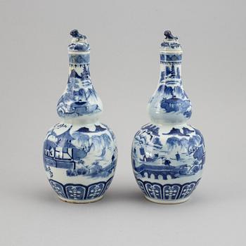 A pair of blue and white double gourd vases, Qing dynasty, Guangxu (1872-1908).