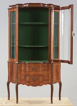 VITRINSKÅP, Louis XV-stil, omkr 1900-talets mitt.