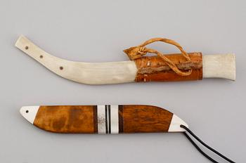 SAMEKNIVAR, 2 st, ben och trä, 1900-talets andra hälft.