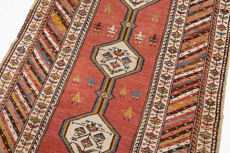 Gallerimatta antik Meshkin , nordvästra Persien, ca 343 x 117 cm.