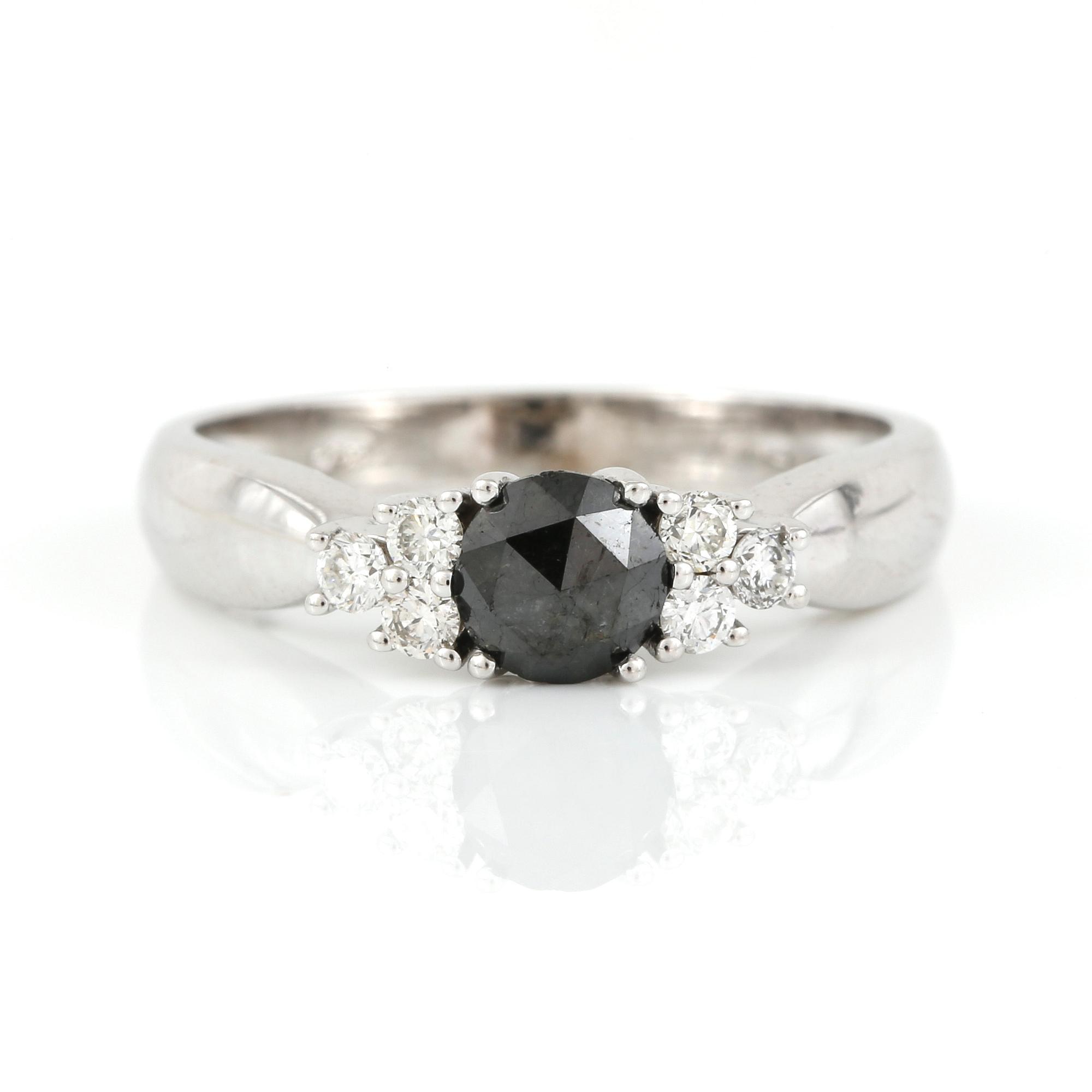 RING, 18K vitguld med svart diamant 0,49 ct och briljantslipade diamanter tot ca 0,19 ct.