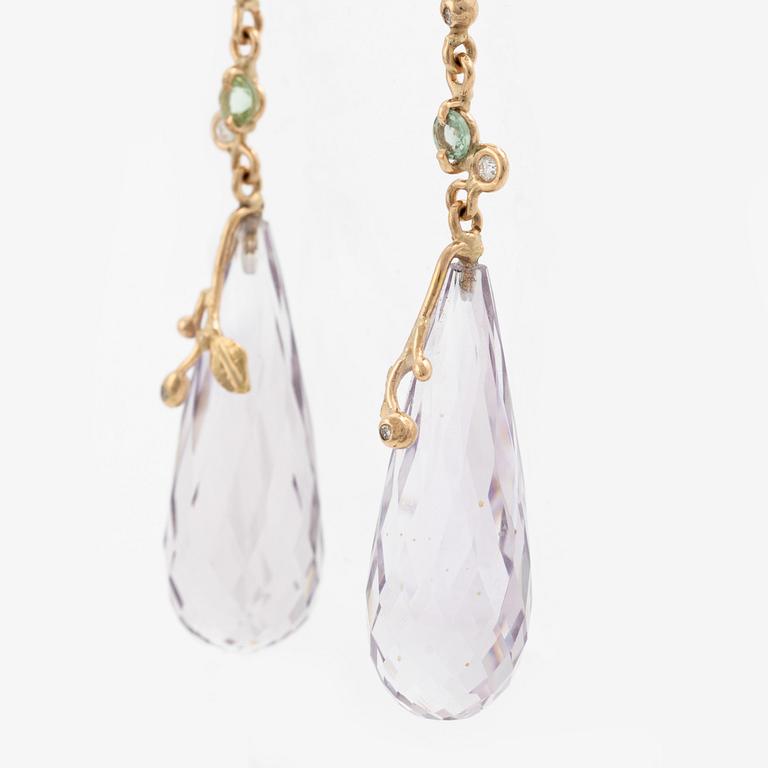 Örhängen, Mandelstam, 18K guld med brioletteslipade ametister, turmaliner och briljantslipade diamanter.