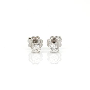 ÖRHÄNGEN, ett par, 18K vitguld med briljantslipade diamanter  tot ca 0,41 ct. Totalvikt ca 2,0 g.