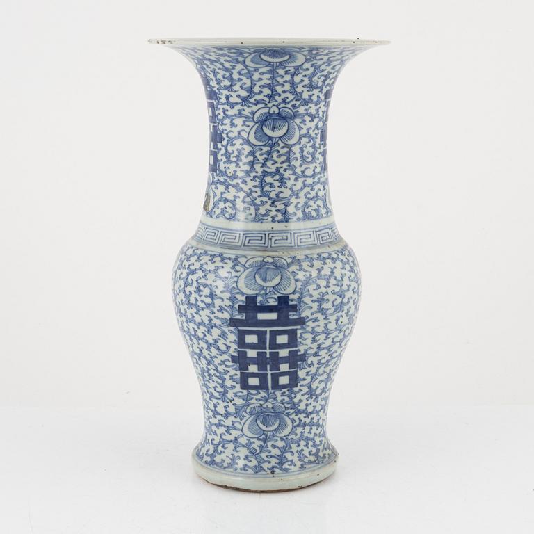 A porcelain vase, China, late 19th Century.