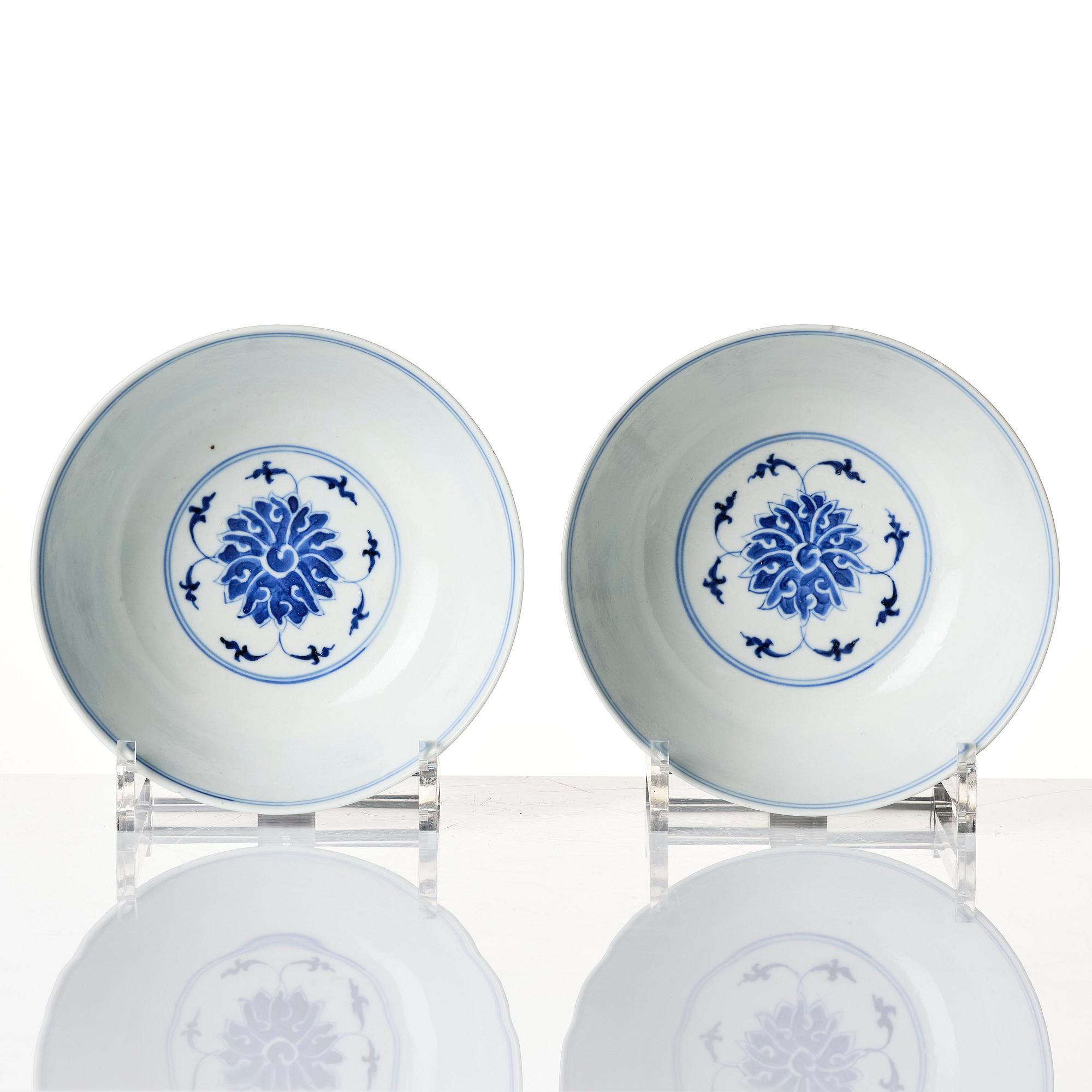 A pair of blue and white lotus bowls, Qing dynasty, Guangxu (1875-1908).