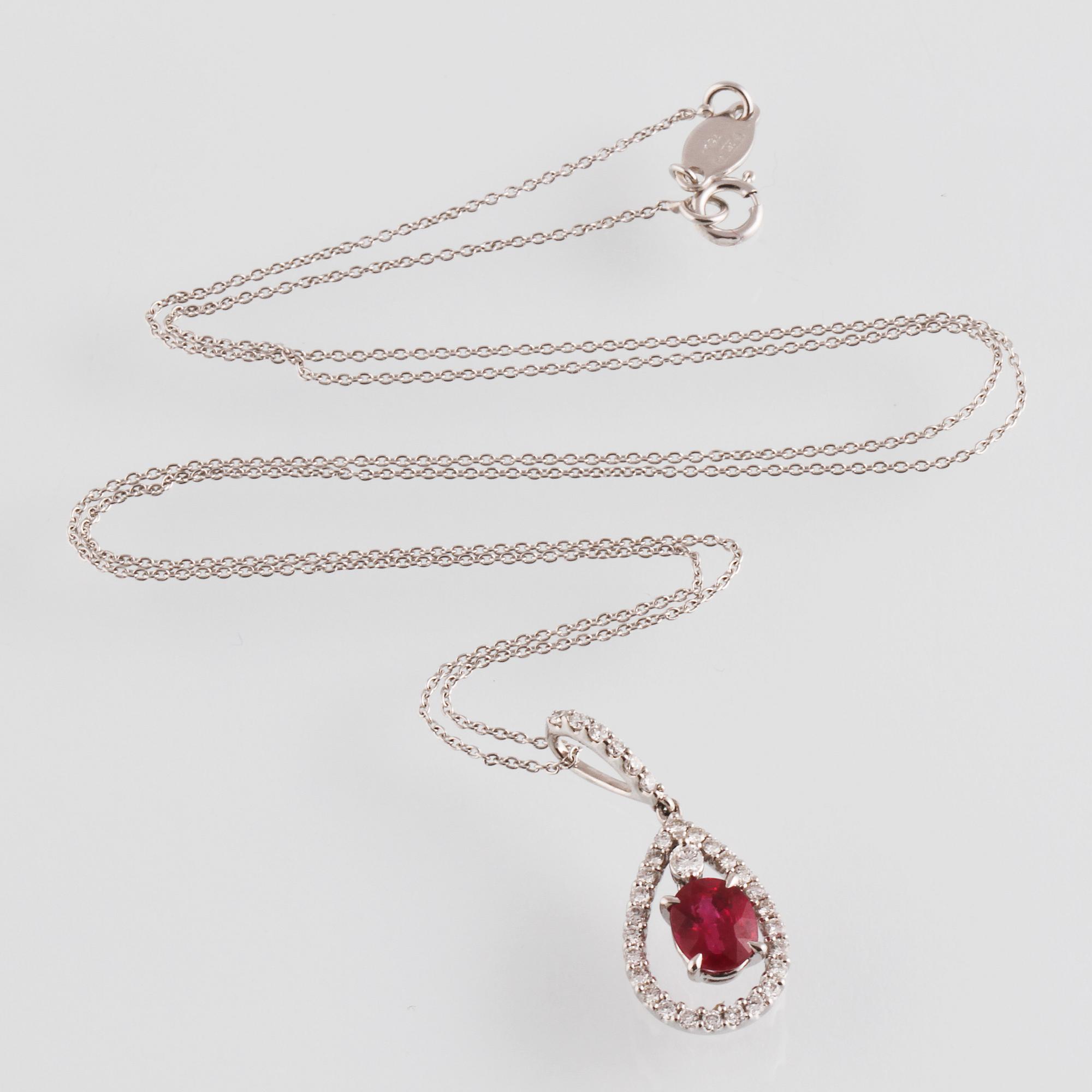 HÄNGE, 18K vitguld med fasettslipad rubin ca 0.87 ct samt briljantslipade diamanter ca 0.23 ct. Vikt 2,6 gram.