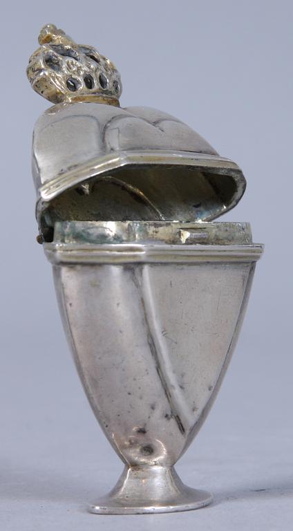LUKTDOSA, silver, bär stämplar CS möjligen Carl Christian Silow, Malmö, 1887-1825. 38 gram.