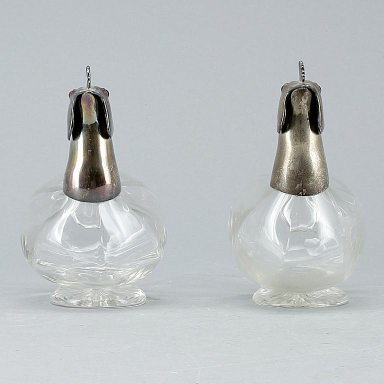 KARAFFER, ett par, silver och glas, London, importstämplar CG Hallberg, 1905.
