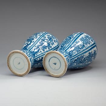 A pair of blue and white vases, Qing dynasty, Kangxi (1662-1722).