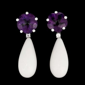 189. A pair of amethyst, tot. 17.76 cts, white ceramics and brilliant cut diamond earrings, tot. 0.28 cts.