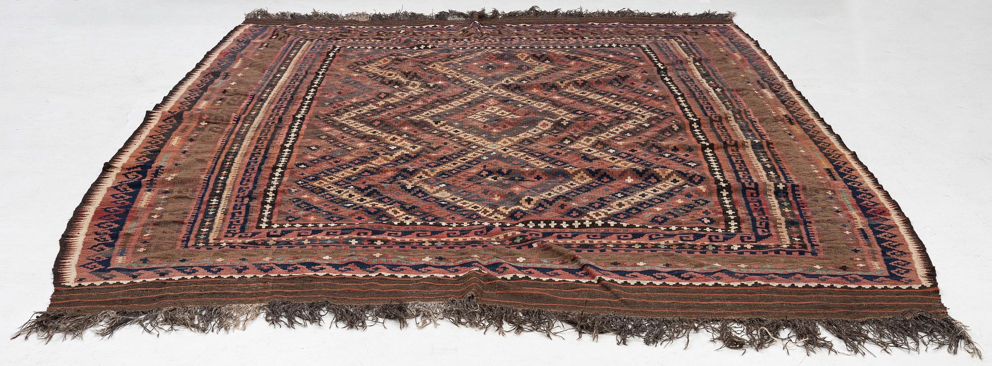 A semi-antique kilim carpet, a. 385 x 251 cm.