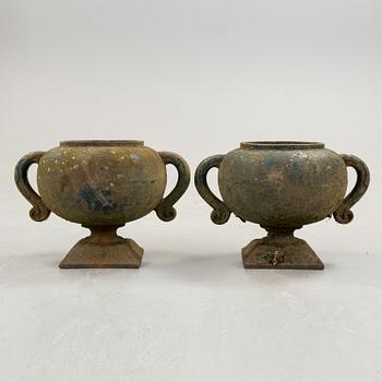 A pair of cast iron garden urns, beginning of 20th century.