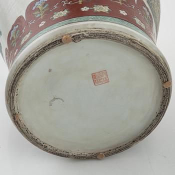 Urnor med lock, ett par, porslin, Kina, 1900-tal.