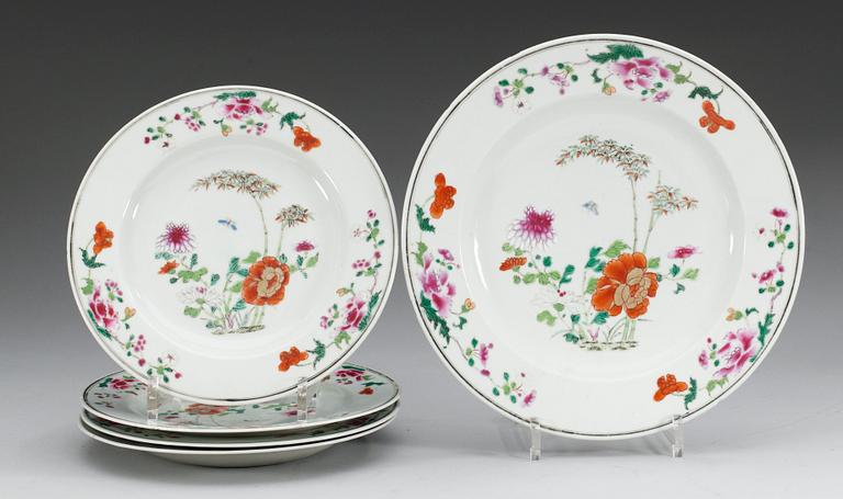 TALLRIKAR, 4 st samt FAT, porslin. Qing dynastin. Qianlong (1736-95).