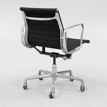 Charles & Ray Eames, skrivbordsstol, "EA335", Herman Miller 1997.