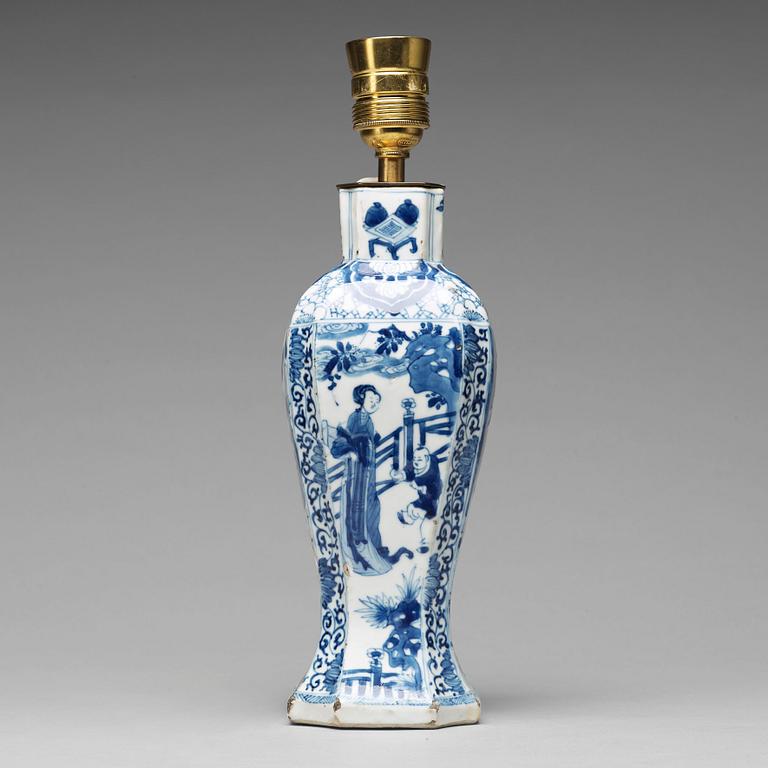 VAS, porslin. Qingdynastin, Kangxi (1662-1722).