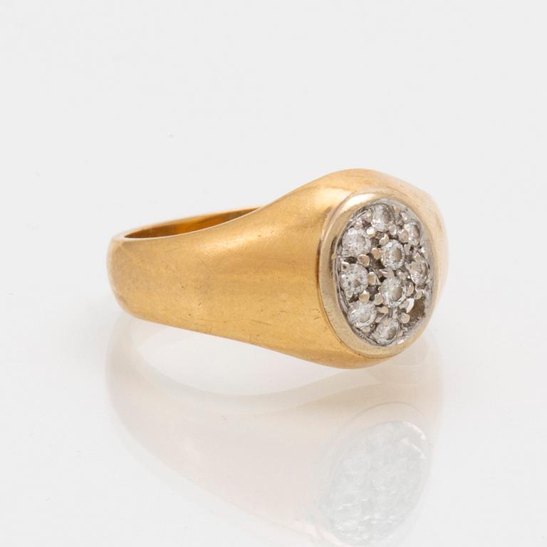 Ring 18K gold w brilliant-cut diamonds approx 0.15 ct in total, 1 diamond is missing, size 49.
