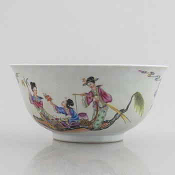 A Chinese famille rose sgraffito porcelain bowl, 20th century.